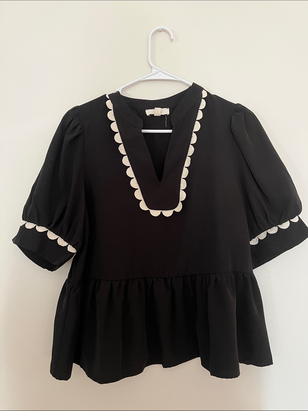 entro Black Peplum Puff-Sleeve Blouse with Cream Scallop Trim